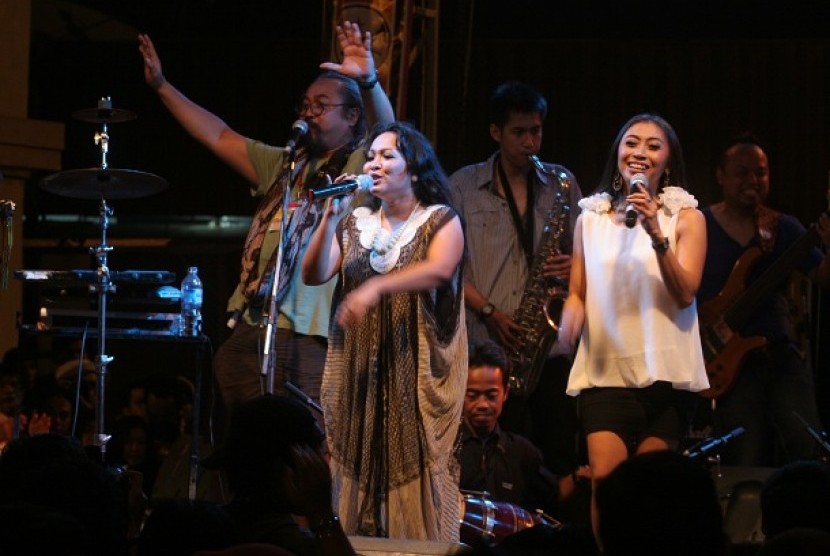 Trie Utami (kanan) meluncurkan lagu baru sebagai hasil kolaborasi dengan musisi Pra Budi Dharma.