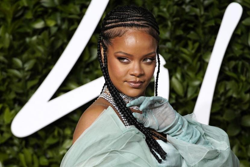 Rihanna menyumbangkan uangnya untuk perubahan iklim melalui Clara Lionel Foundation.
