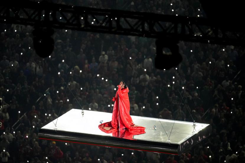 Penyanyi Rihanna tampil di halftime NFL Super Bowl 57, Senin (13/2/2023), di Glendale, Arizona, Amerika Serikat. 
