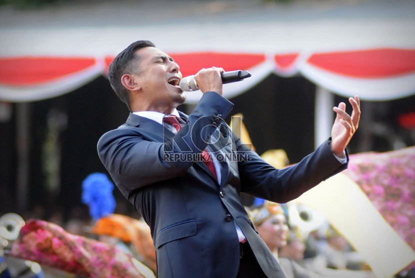  Penyanyi Rio Febrian beraksi jelang upacara penurunan bendera dalam rangka HUT Republik Indonesia ke-68 di Istana Merdeka, Jakarta, Sabtu (17/8).  (Republika/Aditya Pradana Putra)