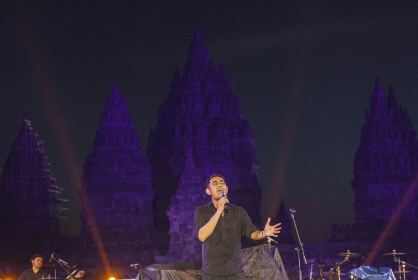 Penyanyi Rio Febrian Siahaan beraksi di atas panggung pergelaran Prambanan Jazz 2016, di pelataran Candi Prambanan, DI Yogyakarta, Sabtu (20/8). Perhelatan musik jazz internasional yang berlangsung pada 20-21 Agustus tersebut menampilkan sejumlah musisi ja