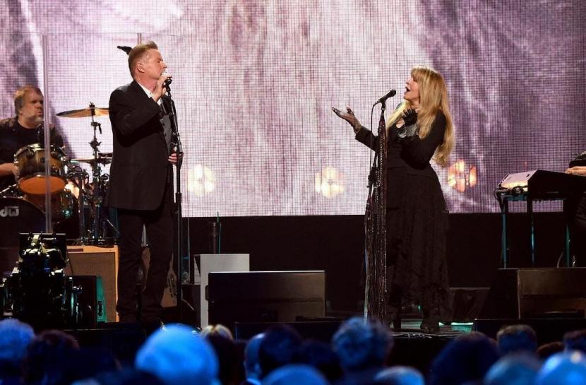Penyanyi rock asal Amerika Serikat, Stevie Nicks (kanan), membatalkan jadwal konser akhir tahun 2021, karena meningkatnya kasus Covid-19 di negara tersebut