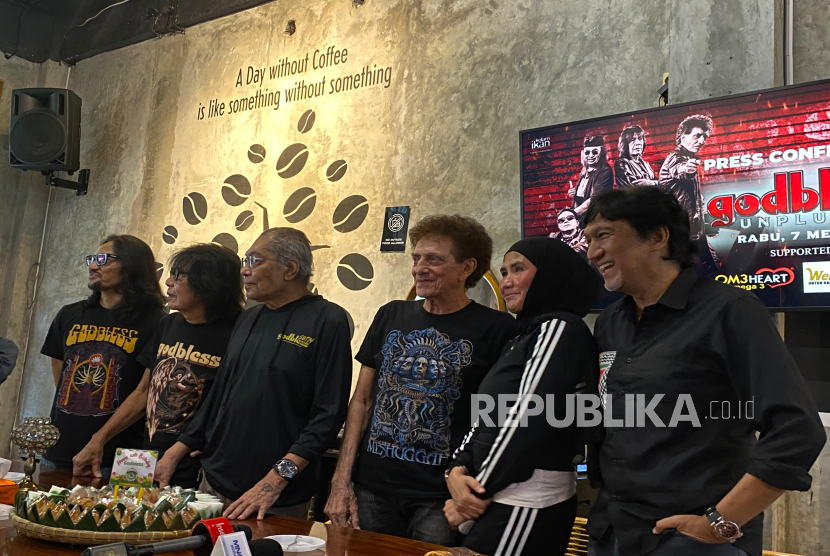 Penyanyi rock Nicky Astria dan Ikang Fawzi akan tampil sebagai bintang tamu dalam konser akustik perdana God Bless bertajuk Godbless Unplugged pada 17 Mei 2025.