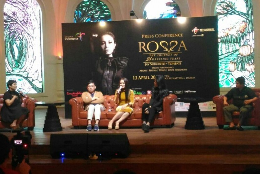 Penyanyi Rossa (ketiga dari kanan) saat memberikan keterangan terkait Konser Rossa: The Journey of 21 Dazzling Years di kawasan SCBD, Jakarta.