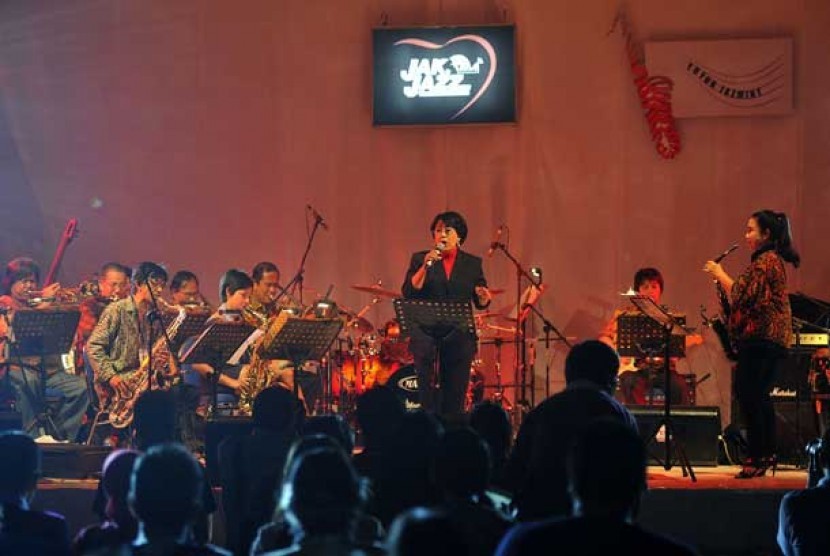  Penyanyi senior Grace Simon membawakan lagu Kopral Jono bersama kelompok Yuyun Jazmint di komplek Istora Senayan, Jakarta, Jumat (19/10). 