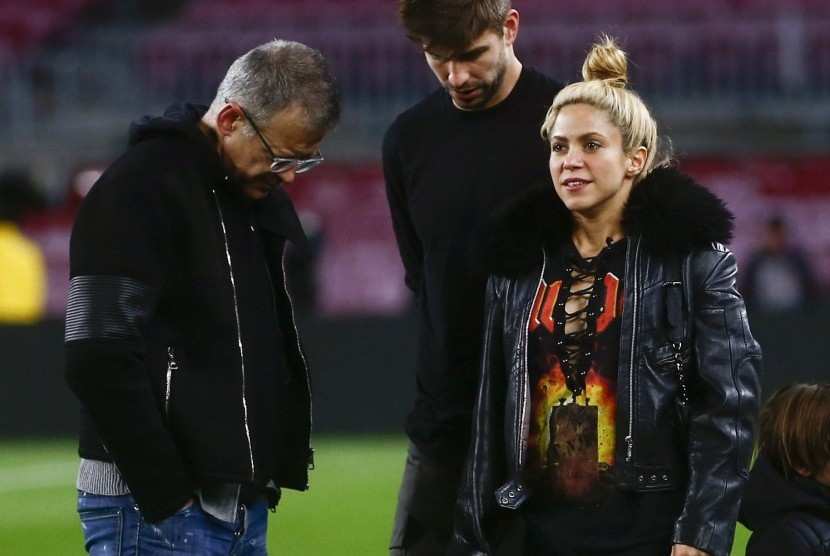 Penyanyi Shakira terfoto bersama Gerard Pique dan ayahnya Joan Pique beberapa waktu lalu.