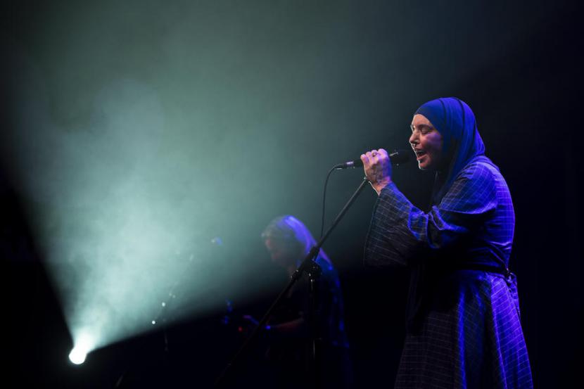 Penyanyi Sinead OConnor yang telah mengubah namanya menjadi Shuhada Davitt setelah menjadi mualaf akan merilis memoar pada tahun depan.