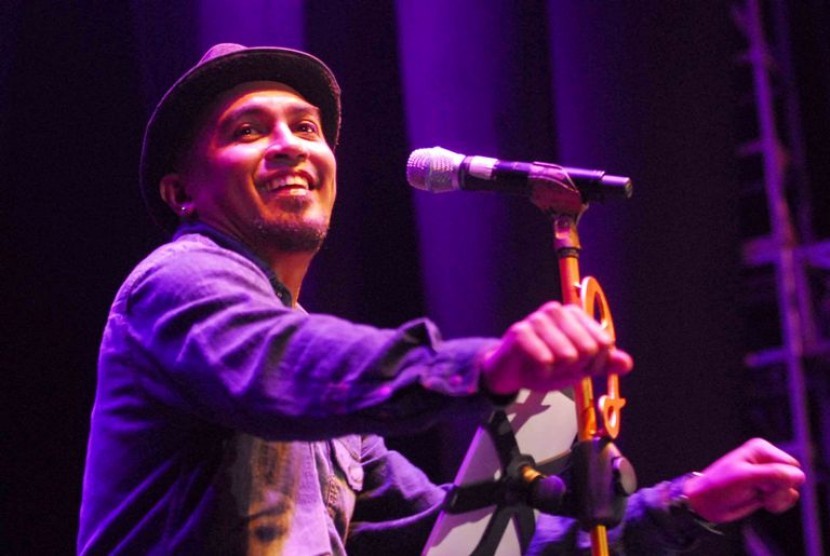 Penyanyi solo Indonesia, Glenn Fredly beraksi menghibur penggemarnya dalam konser yang bertajuk 