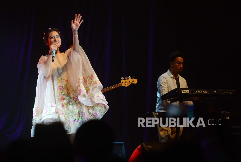 Penyanyi solo Raisa tampil di Konser 30 Tahun Kahitna yang diadakan di Jakarta Convention Centre, Jakarta, Sabtu (13/2). 