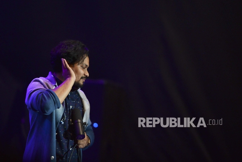 Penyanyi solo Tompi menghibur penonton dengan lagu-lagu andalannya, saat tampil pada BNI Java Jazz Festival, di Jakarta International Expo, Jumat (3/3).