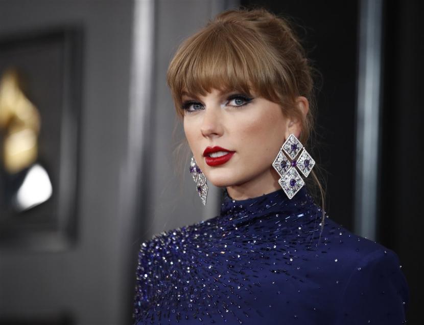 Penyanyi Taylor Swift menghadiri Grammy Awards di Crypto.com Arena, Los Angeles, California, AS, 5 February 2023. Swift tengah sibuk menggelar The Eras Tour.