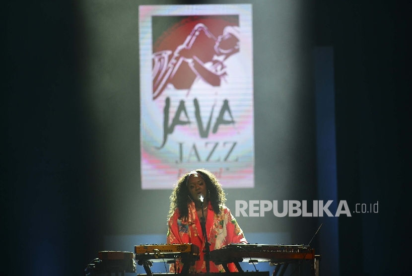 Penyanyi trio peraih nominasi Grammy Award, King, menghibur penonton dengan lagu-lagu andalannya, saat tampil pada BNI Java Jazz Festival, di Jakarta International Expo, Jumat (3/3).