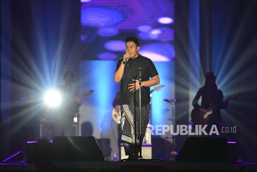 Penyanyi Tulus menghibur penonton dengan lagu-lagu andalannya, saat tampil pada BNI Java Jazz Festival, di Jakarta International Expo, Jumat (3/3). 