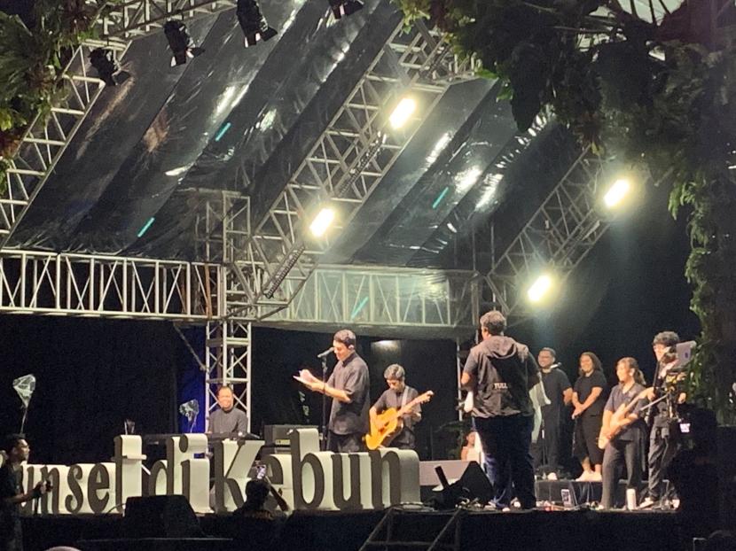 Penyanyi Tulus saat menandatangani CD para penggemar di panggung Sunset di Kebun yang digelar di Kebun Raya Bogor, Jawa Barat, Sabtu (27/4/2024). 