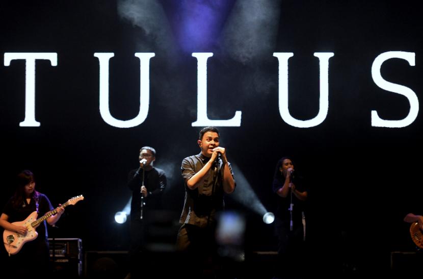 Penyanyi Tulus tampil menghibur penggemarnya saat konser bertajuk Live Project di kawasan Sanur, Denpasar, Bali, Jumat (21/10/2022). 