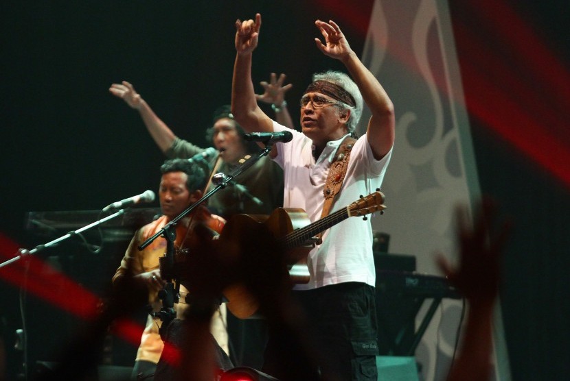 Penyanyi Virgiawan Listanto alias Iwan Fals menyanyikan lagu berjudul Ujung Aspal Pondok Gede dalam konser Mata Hati di Graha Cakrawala, Malang, Jawa Timur, Sabtu (26/11). 