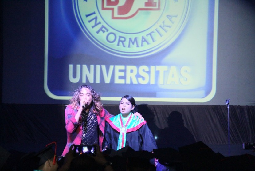 Penyanyi Zian Spectre menghibur para wisudawan dan wisudawati di acara wisuda ke-13 UBSI Purwokerto.