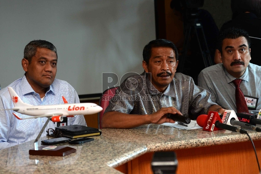  Direktur Umum PT Lion Air Edward Sirait (tengah), Head of Corporate Secretary Lion Group Kapten Dwiyanto Ambarhidayat (kiri), dan Corporate Lawyer Haris Arthur memberikan keterangan kepada wartawan mengenai masalah delay di kantor 