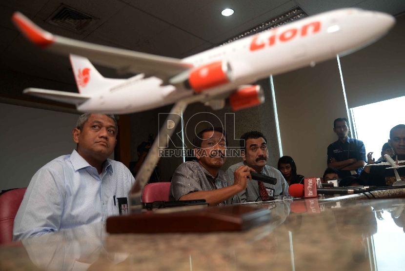  Direktur Umum PT Lion Air Edward Sirait (tengah), Head of Corporate Secretary Lion Group Kapten Dwiyanto Ambarhidayat (kiri), dan Corporate Lawyer Haris Arthur memberikan keterangan kepada wartawan mengenai masalah delay  (Ilustrasi).