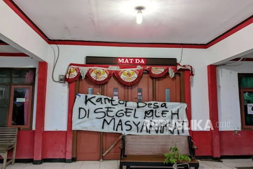 Viral Warga Segel Kantor Desa, Para Pegawai Ngantor Lewat Jendela