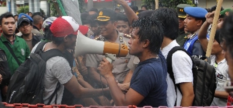 Penyegelan SPBU oleh Mahasiswa