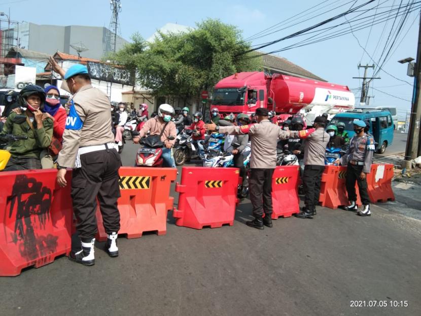Penyekatan PPKM Darurat di Jalan Margonda Kota Depok, Senin (5/7).