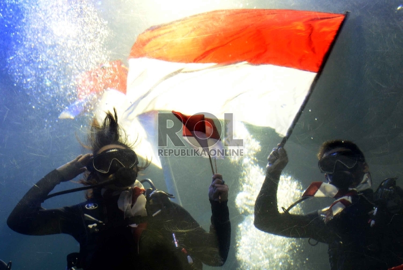  Penyelam mengibarkan bendera Merah Putih untuk memperingati HUT Ke-70 Kemerdekaan RI di Sea World, Ancol, Jakarta, Senin (17/8).  (Republika/Yasin Habibi)