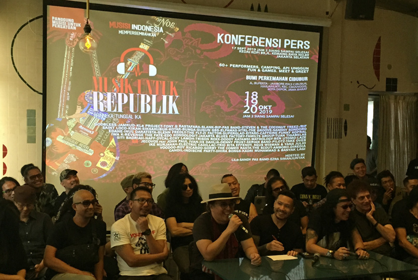 Penyeleggara dan sejumlah musisi hadir dapam konferensi pers Musik Untuk Republik di Jakarta, Selasa (17/9).