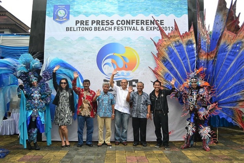 Penyelenggara Belitong Beach Festival Expo 2013, Anelia Juni Gunawan (kiri). Wakil Bupati Kabupaten Belitong, Sahani Saleh (keda kiri) serta Kepala Bidang Promosi Bangka Belitong, Yusri Liputo (ketiga kanan) dan CEO Jember Fashion Carnival, Dinan Fariz (ka