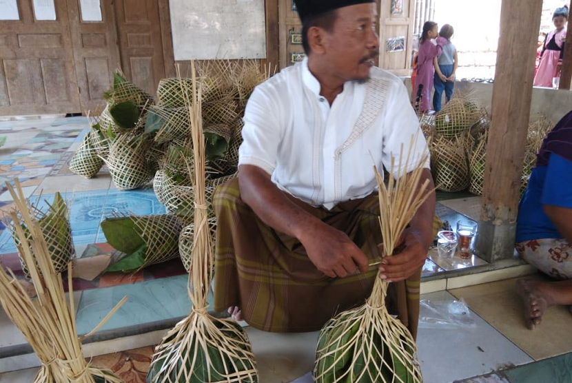 Penyelenggara penyembelihan kurban di Dusun Kalipucang, Kasihan, Bantul menggunakan daun jati dan anyaman bambu sebagai pembungkus potongan daging kurban. Hal ini dilakukan untuk menekan sampah plastik yang dinilai tidak ramah lingkungan.   