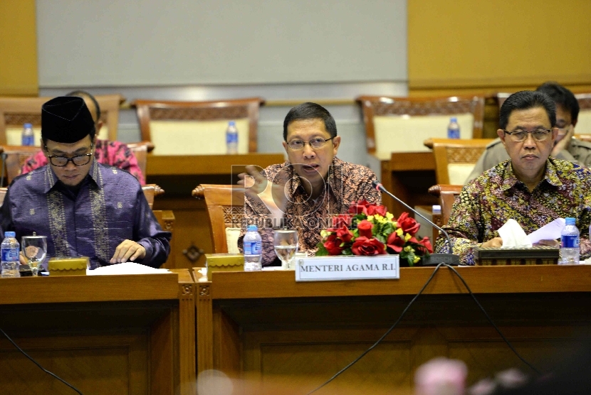   Penyelenggaraan Ibadah Haji. Menteri Agama Lukman Hakim Saifuddin mengikuti rapat kerja bersama Komisi VIII DPR RI di Komplek Parlemen Senayan, Jakarta, Kamis (29/1). 