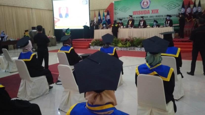 Penyelenggaraan wisuda Politeknik Kesehatan Bhakti Pertiwi Husada Cirebon