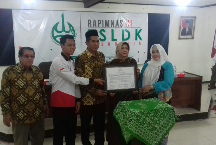 Penyelenggarakan Rapimnas III Forum Silaturahmi Lembaga Dakwah Kampus (FSLDK).