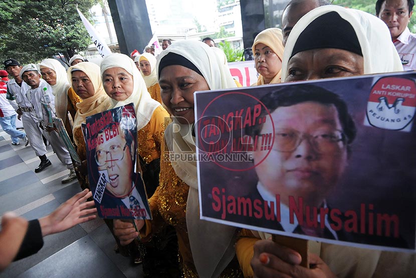 Foto Sjamsul Nursalim di antara para demonstran yang meminta pengusutan kasus dugaan korupsi BLBI. KPK pada 1 April 2021 mengumumkan penghentikan penyidikan perkara (SP3) BLBI dengan tersangka Sjamsul Nursalim dan Itjih Nursalim. (ilustrasi)