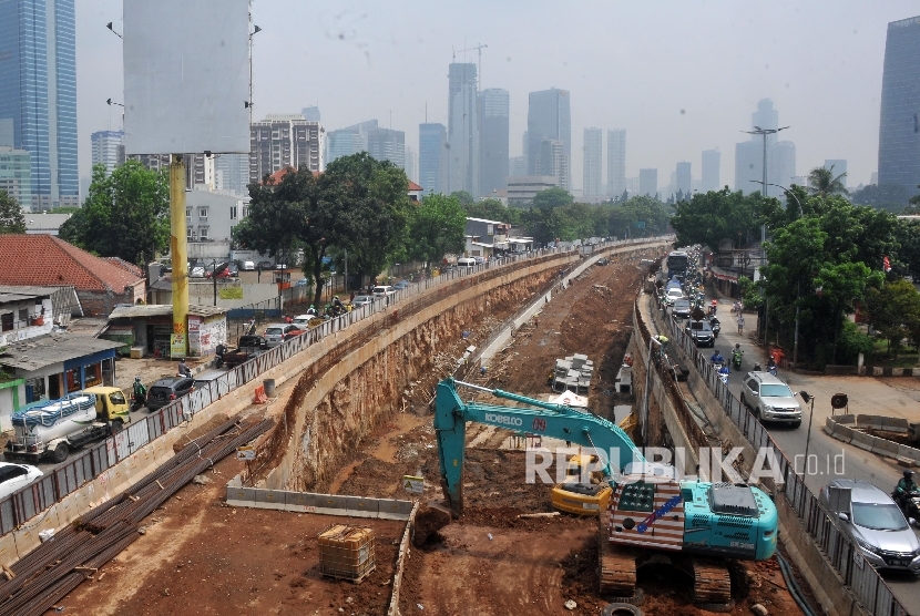 Pekerja menyelesaikan proyek underpass Mampang-Kuningan, Jakarta Selatan, Kamis (19/10).
