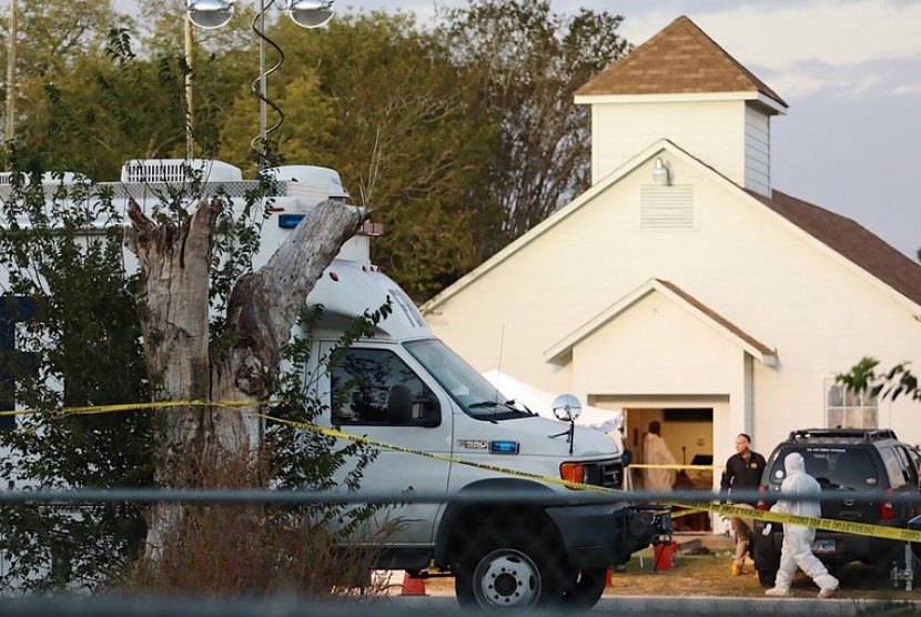 Penyelidik bekerja di lokasi penembakan gereja First Baptist Church di Sutherland Springs, Texas, Ahad (5/11). 
