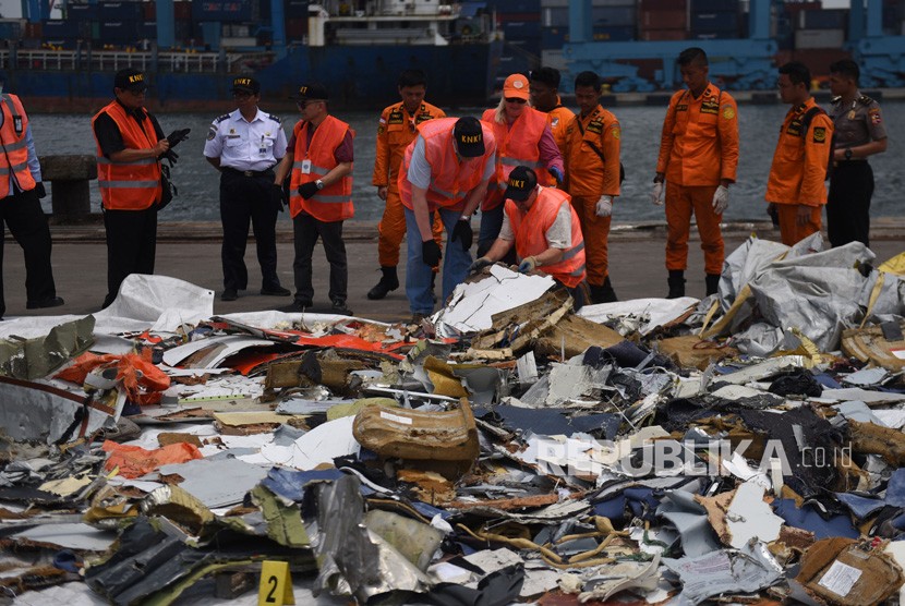 Penyelidik dari Komite Nasional Keselamatan Transportasi (KNKT) Indonesia dan Dewan Keselamatan Transportasi Nasional (NTSB) Amerika Serikat memeriksa puing-puing pesawat Lion Air bernomor registrasi PK-LQP dengan nomor penerbangan JT 610 di Pelabuhan Tanjung Priok, Jakarta, Kamis (1/11/2018).