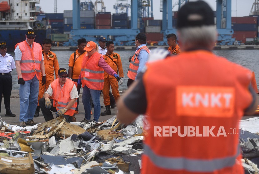 Penyelidik dari Komite Nasional Keselamatan Transportasi (KNKT) Indonesia dan Dewan Keselamatan Transportasi Nasional (NTSB) Amerika Serikat memeriksa puing-puing pesawat Lion Air bernomor registrasi PK-LQP dengan nomor penerbangan JT 610 di Pelabuhan Tanjung Priok, Jakarta, Kamis (1/11/2018).