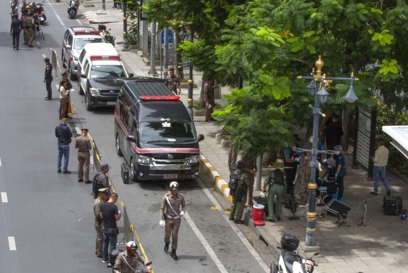Penyelidik mengamankan area dimana ledakan melukai orang di Bangkok, Thailand, Jumat (2/8).