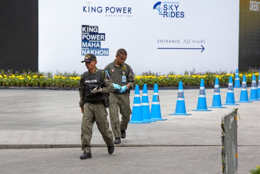 Penyelidik Thailand berada di lokasi ledakan yang melukai tiga orang di Bangkok, Thailand, Jumat (2/8). Perdana Menteri Thailand Prayuth Chan-ocha memerintahkan penyelidikan atas ledakan tersebut.