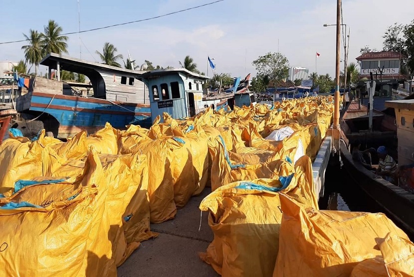 Penyeludupan pakaian bekas impor ilegal, (ilustrasi). Kantor Bea dan Cukai Kalimantan Bagian Barat (BC Kalbar), Senin, memusnahkan sebanyak 54 bal pakaian bekas ilegal.