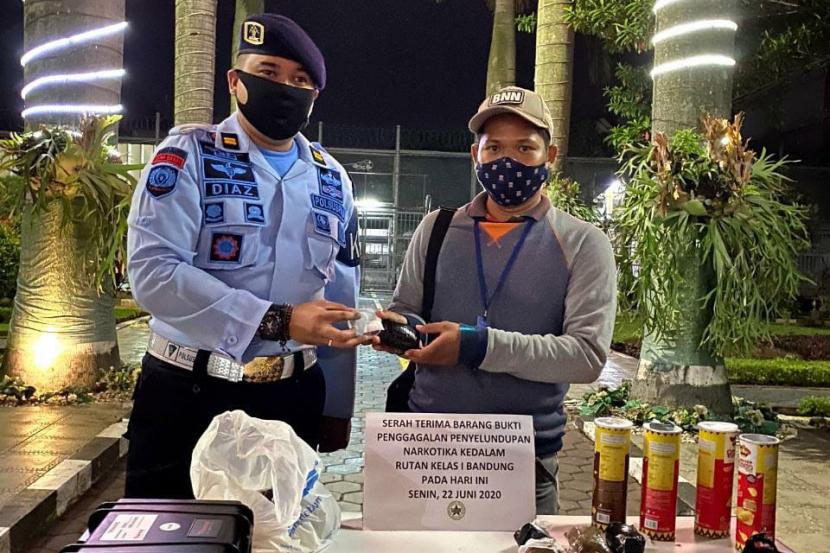 Penyelundupan narkotika ke Rutan I Bandung oleh pengunjung yang ditujukan untuk warga binaan berhasil digagalkan petugas pada Senin (22/6) malam. Diketahui, modus menyelundupkan narkotika dilakukan dengan cara dimasukkan ke dalam bungkus snack dan deodorant.