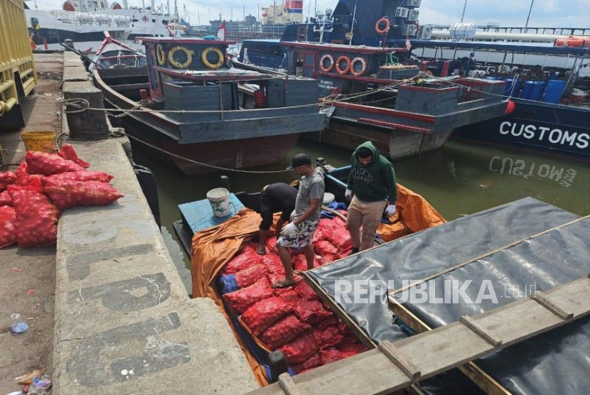 Tindak Impor Ilegal, Bea Cukai Amankan Kapal Bermuatan Bawang Merah