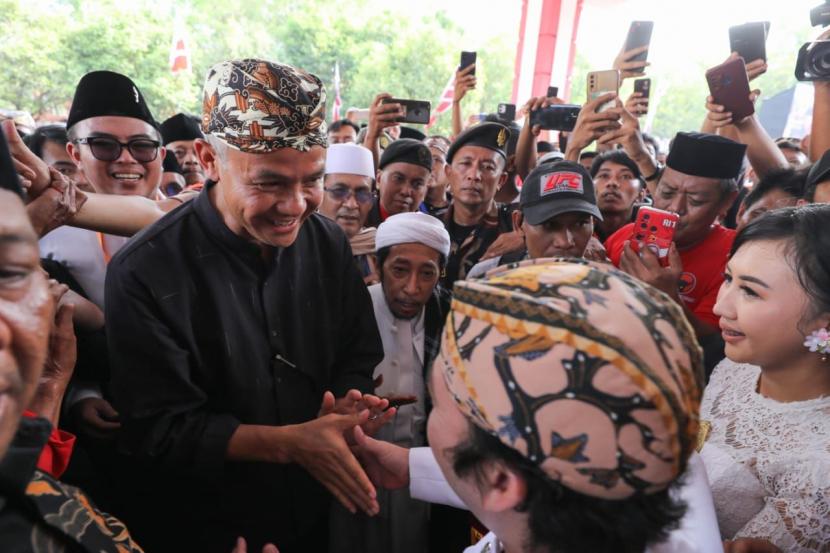 Penyematan blangkon khas Cirebon oleh Pangeran Patih Raja Muhammad Qodiran, yang masih keluarga Keraton Kacirebonan kepada Ganjar Pranowo. 