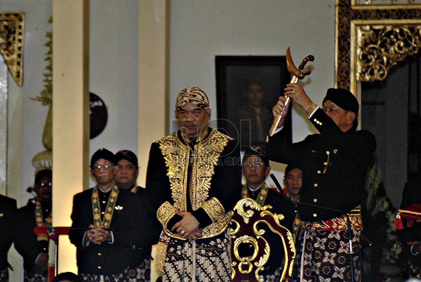 Penyematan Keris Kyai Buntit dalam prosesi jumenengan KBPH Prabu Suryodilogo menjadi KGPAA Paku Alam X di Bangsal Sewotomo, Puro Pakualaman, Yogyakarta, Kamis (7/1). (foto : Nico Kurniajati)