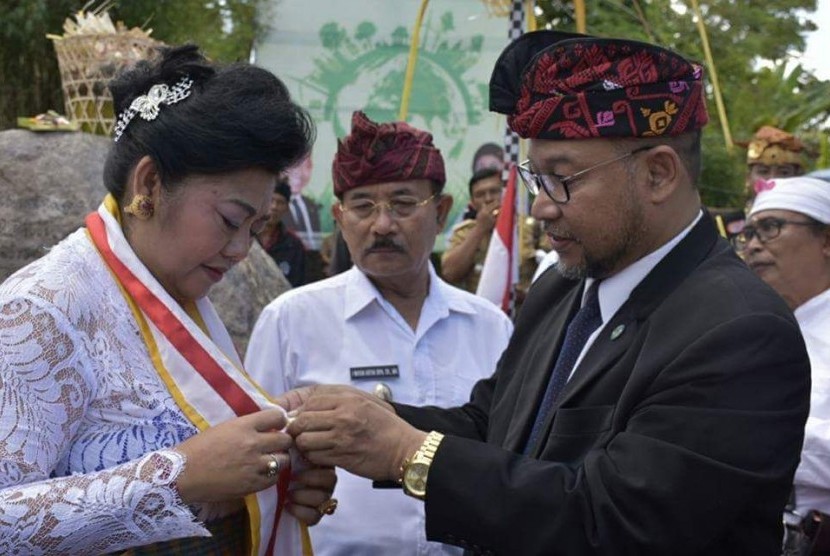  Penyematan pin The World Peace Commite oleh Presiden Dunia HE Mr Djuyoto Suntani kepada Bupati I Gusti Ayu Mas Sumatri.