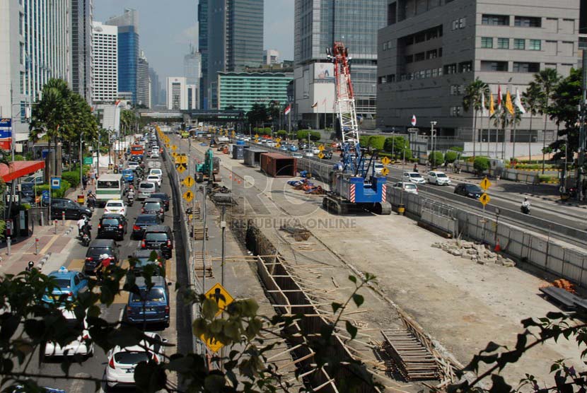 Penyempitan jalan akibat akibat pengerjaan proyek Mass Rapid transit (MRT) di Jalan M.H Thamrin, Jakarta Pusat, Selasa (1/7). (Republika/Rakhmawaty La'lang).