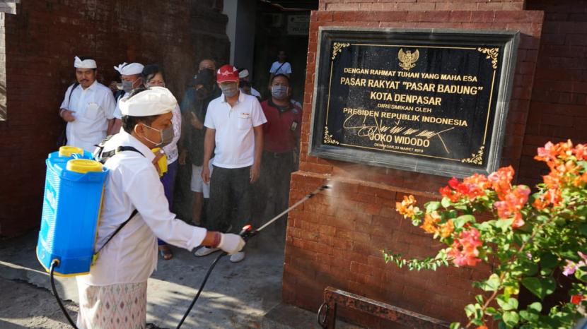 Penyemprotan cairan disinfektan di Denpasar, Bali, Ahad (15/3).(Dok. Ist)