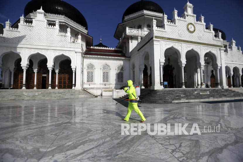 Penyemprotan disinfektan di kompleks Masjid Baiturrahman, Banda Aceh.