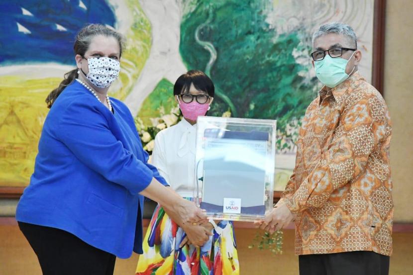 Penyerah terimaan simbolis bantuan 1.000 ventilator dari Amerika Serikat kepada Indonesia, Selasa (28/7)